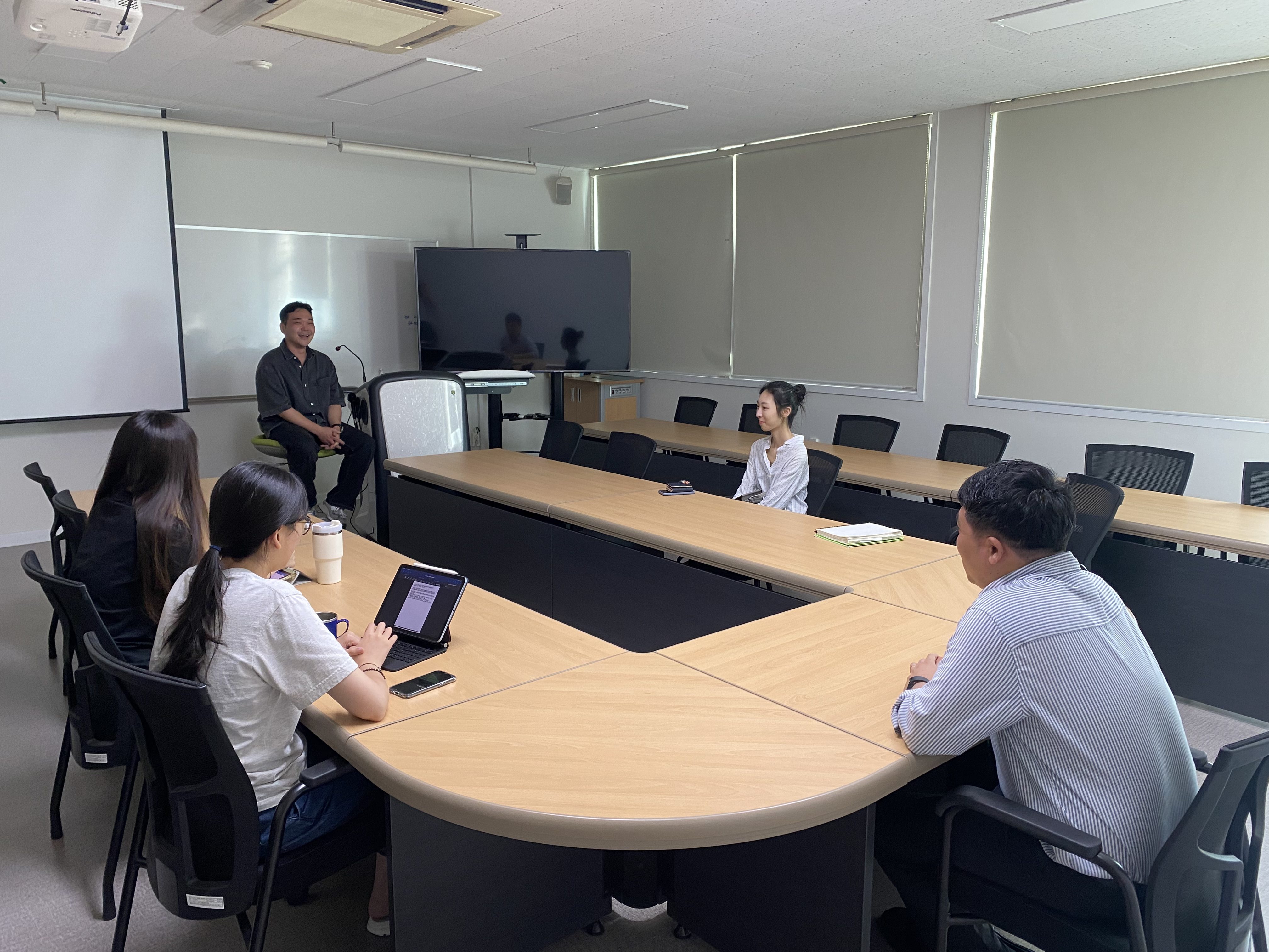 KT Employee Lee Wonseok Visits Geophysics Computing Lab and Gives Special Lecture