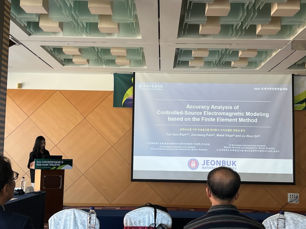 Geophysics Computing Lab Attends KSMER Fall Conference and KOMIR International Symposium and Presents Research